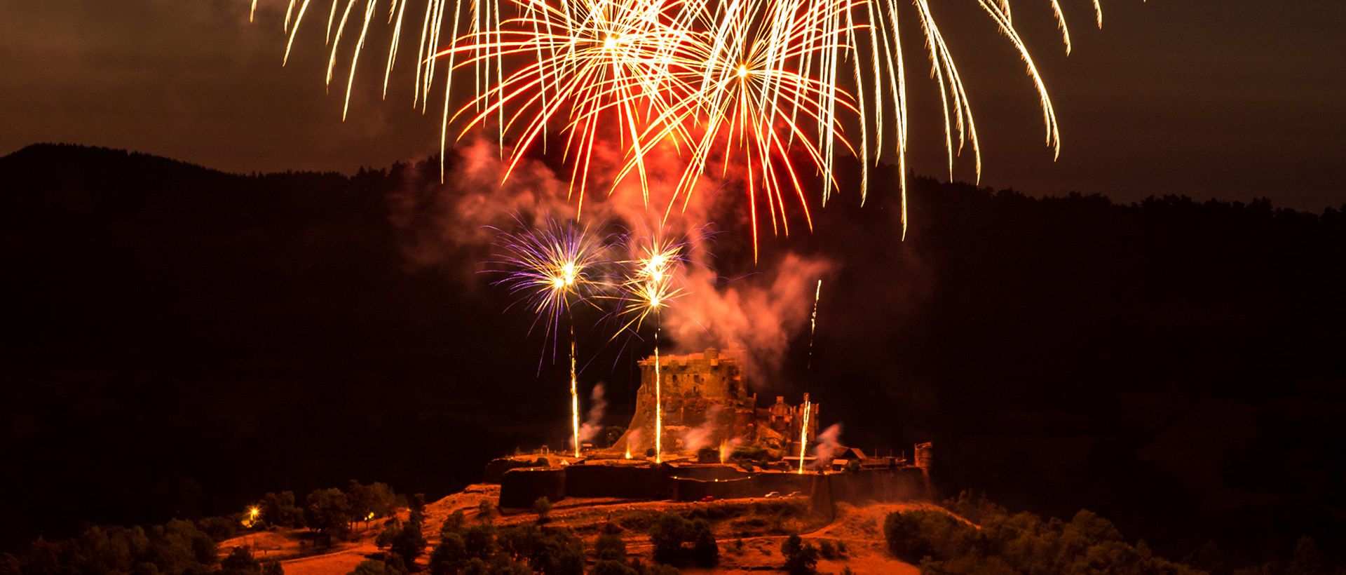Camping Feuerwerk über Burg Murol
